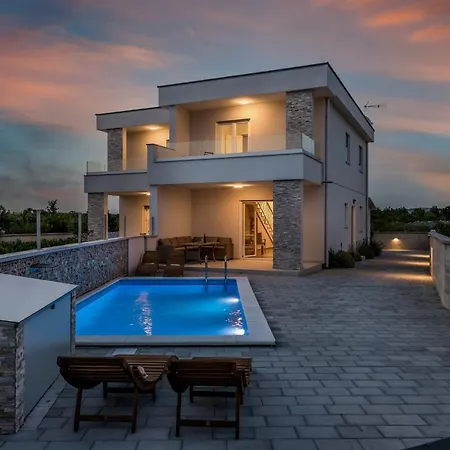 House Lumina - Outdoor Swimming Pool, 4 Bedrooms, Wifi