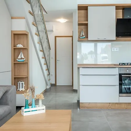 House Lumina - Outdoor Swimming Pool, 4 Bedrooms, Wifi ヤドリヤ