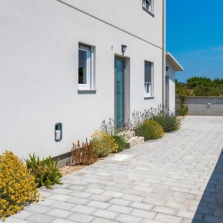 House Lumina - Outdoor Swimming Pool, 4 Bedrooms, Wifi *