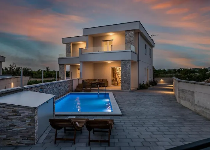 House Lumina - Outdoor Swimming Pool, 4 Bedrooms, Wifi