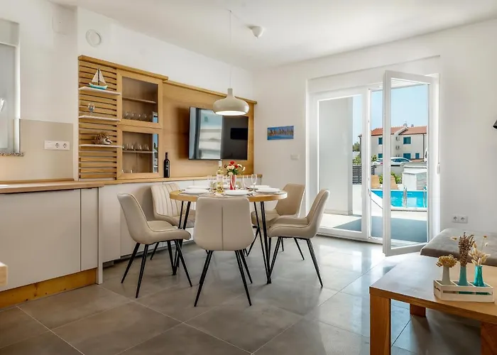 House Lumina - Outdoor Swimming Pool, 4 Bedrooms, Wifi