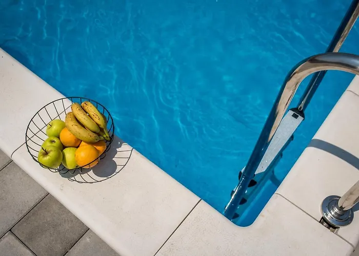 House Lumina - Outdoor Swimming Pool, 4 Bedrooms, Wifi